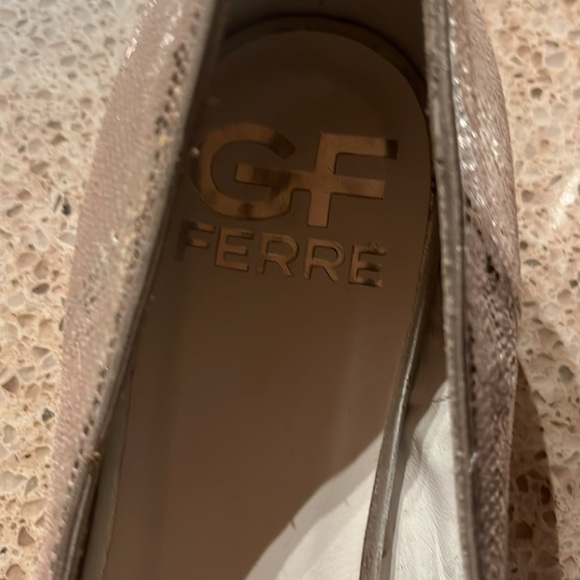 Leather GF Ferre. Brand new. Color rose gold. Never worn. Made in Italy - Picture 4 of 4